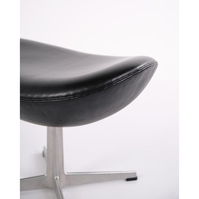 Egg Ottoman in Black Elegance Leather by Arne Jacobsen for Fritz Hansen, 2006 For Sale - Image 3 of 8