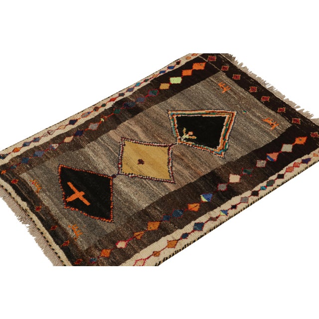 Tribal 1950s Vintage Gabbeh Rug in Gray With Beige-Brown and Black Medallions For Sale - Image 3 of 7
