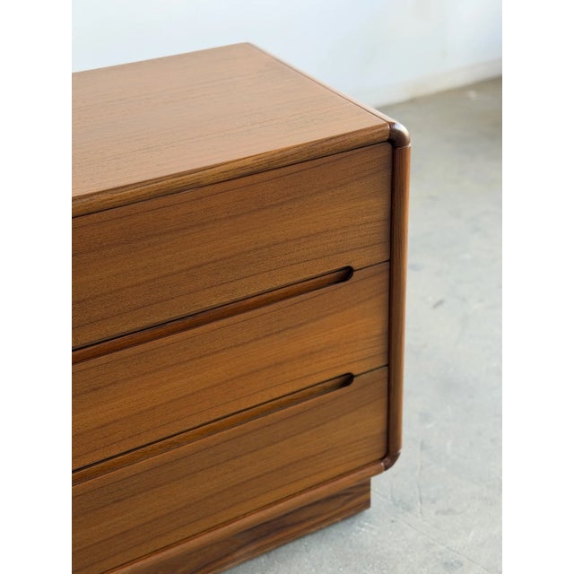 1980s Vintage Teak 6-Drawer Dresser For Sale - Image 5 of 11