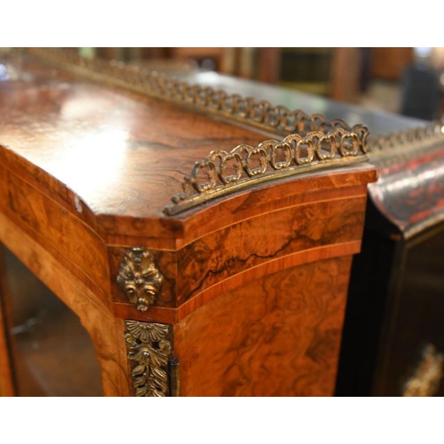 French walnut ladies writing bureau or Bonheur de Jour Exceptional quality on this high end piece of Parisian ebeniste...