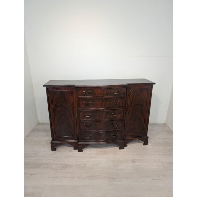 Antique 20th-Century English-Style Mahogany Chest of Drawers Antique 20th-Century English-Style Mahogany Chest of Drawers....