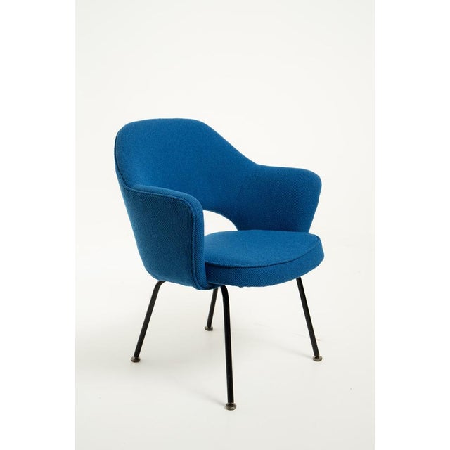 Mid-Century Modern 1970s A Pair of Saarinen Executive Style Armchairs in Knoll Fabric For Sale - Image 3 of 5