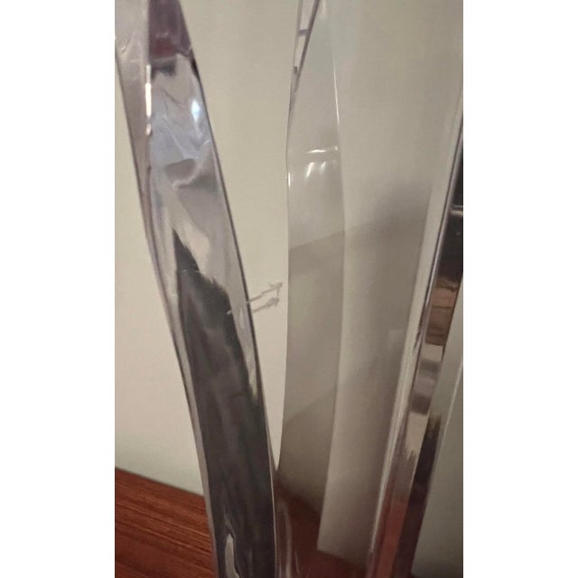 1970s 1970s Herb Ritts Astrolite Hollywood Regency Clear Lucite Tripod Tri-Fin Table Lamp For Sale - Image 5 of 10