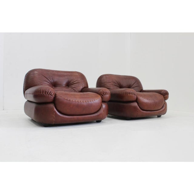 A set of 2 Italian Lounge Chairs in burgundy colour designed by Sapporo for Mobil Girgi in the 1970s. The chairs are...