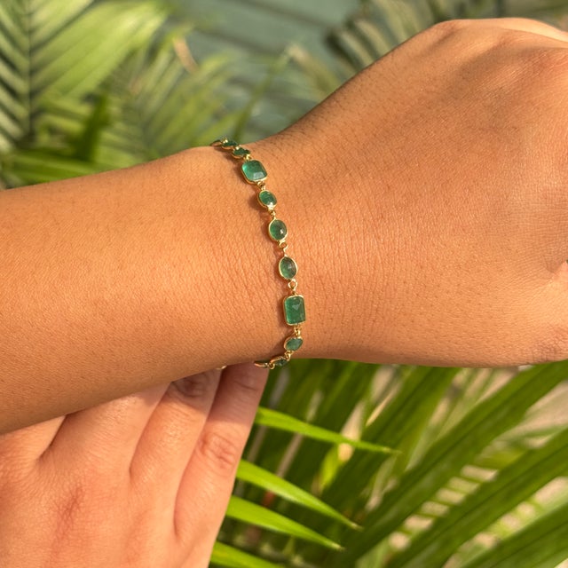 4.45 Ct Mix-Cut Emerald Modern Chain Birthstone Bracelet in 18k Yellow Gold For Sale - Image 11 of 17