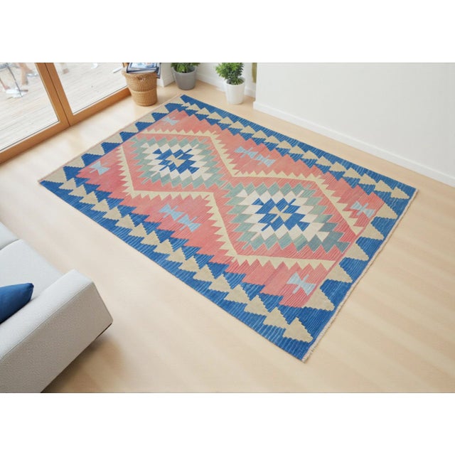 Handwoven in Anatolia during the 1990s, this vintage flat-weave kilim embodies the timeless artistry and cultural heritage...
