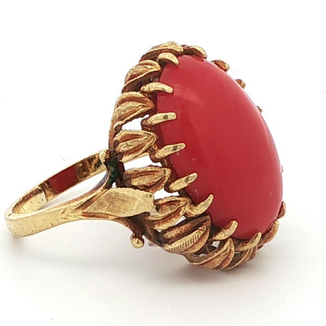 Mid-Century Modern 1950s 18k Yellow Gold Coral Ring, Size 6.5 For Sale - Image 3 of 11