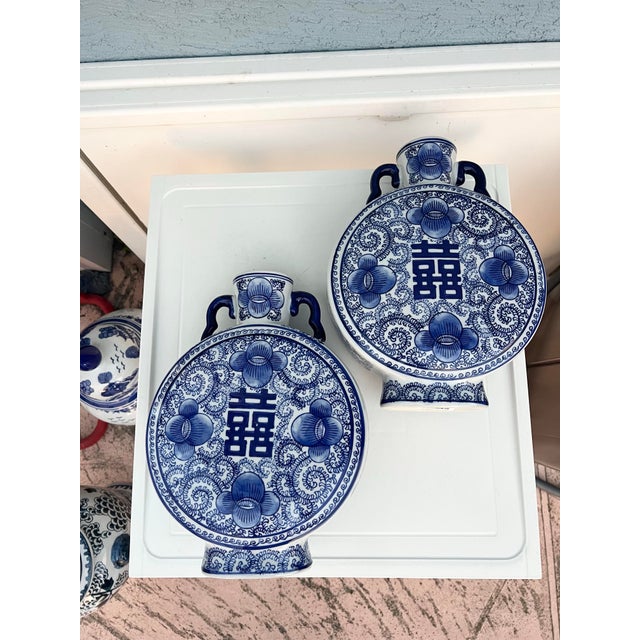 Modern Late 20th Century Pair of Asian Flat Urns With Two Handles in Blue & White- 2 For Sale - Image 3 of 8