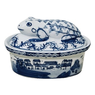 Vintage Porcelain Chinoiserie Blue & White Lidded Frog Box For Sale