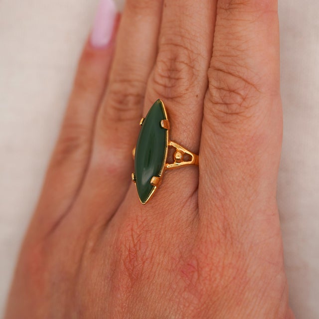 Contemporary Vintage 25mm Green Nephrite Jade 18k Gold Cocktail Statement Ring For Sale - Image 3 of 10