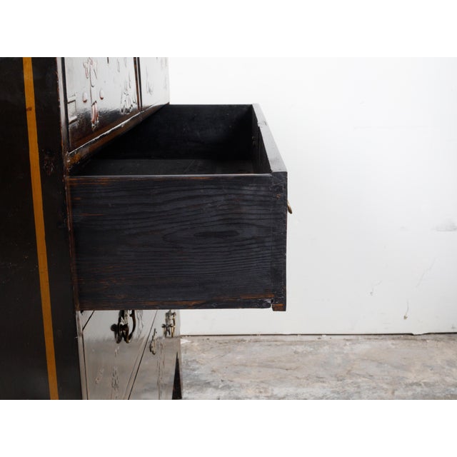 English 19th Century Chinoiserie Lacquered Commode with Five Drawers For Sale - Image 4 of 12