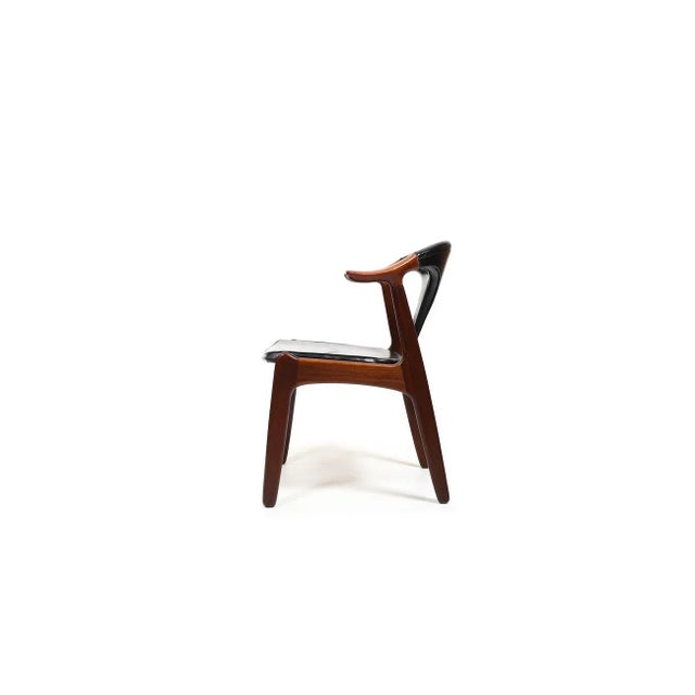 Old and untouched cow horn chair by H.P. Hansen Møbelindustri Randers. Made in solid teak and black leather. In good...