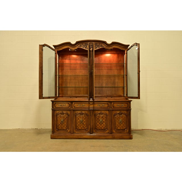 1980s Thomasville French Regency Louis XVI Carved Walnut Lighted Breakfront Bookcase Cabinet For Sale - Image 5 of 17