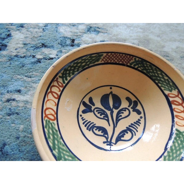 Vintage round green and red hand painted decorative bowl. Terracotta deep bowl with wire hook in the back. Size: 9" D x 3" H.