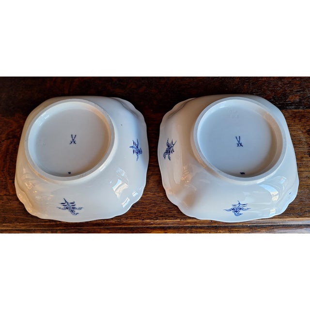 Vintage Zwiebelmuster Serving Bowls from Meissen, 1970s, Set of 2 For Sale - Image 4 of 6