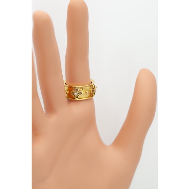 Gold 1990s Temple St. Clair Diamond Flower Band Ring in 18k Yellow Gold, Size 6.25 For Sale - Image 8 of 9