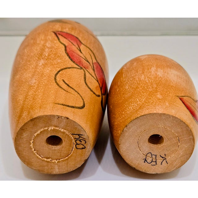 Red Vintage Hand‑Painted Kokeshi Doll Pair – Autumn Leaf Motif For Sale - Image 8 of 9