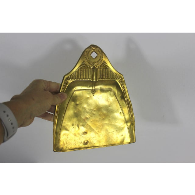 Metal 1930s Vintage English Brass Crumb Tray Dustpan Dustpan Table or Floor Sweep Silent Butler Crumber For Sale - Image 7 of 9