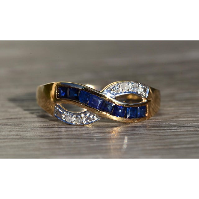 Contemporary The Lobelville: Ladies Yellow Gold Diamond and Sapphire Crossover Ring For Sale - Image 3 of 10