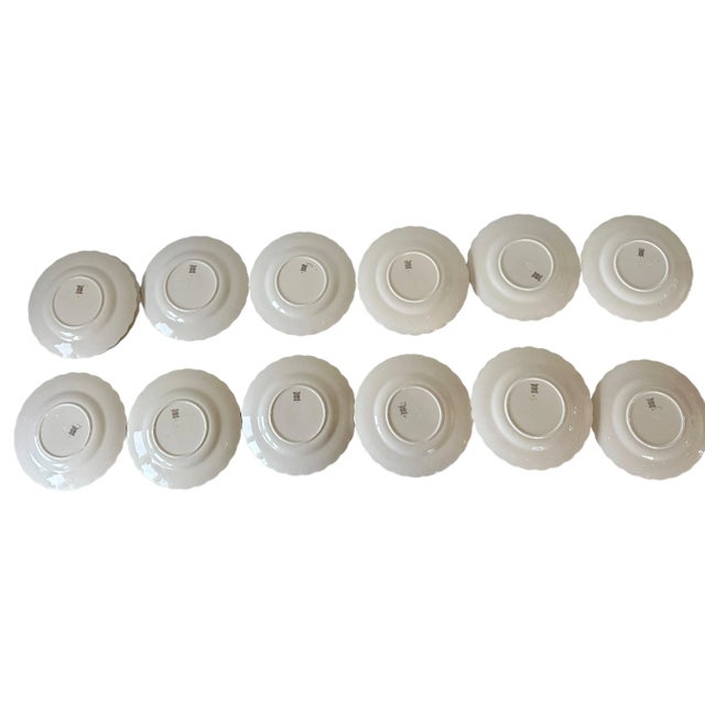 Spode 1950s Copeland Spode England Alden Daisy-Embossed Earthenware Lunch Plates- Set of 20 For Sale - Image 4 of 12