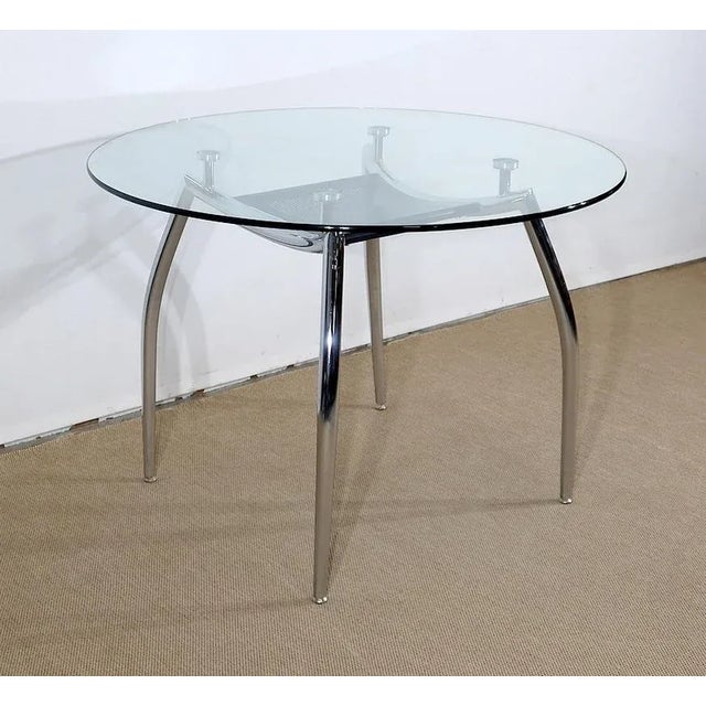 Circular living room table with the 1970s "Space Age" design, with a quadripod base in chromed metal. This singular table...