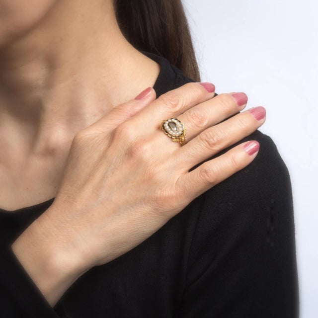 Antique Georgian Era Ring circa 1825 18 Karat Yellow Gold Memorial Hair Jewellery size 7 For Sale In Los Angeles - Image 6 of 7