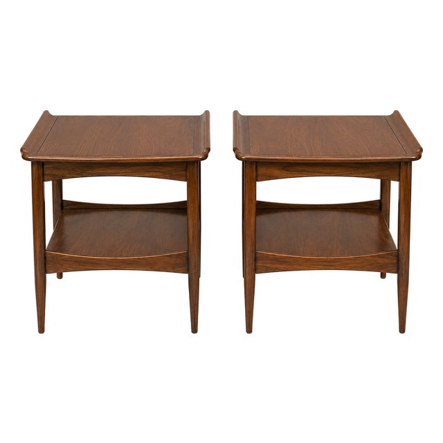 Vintage Mid-Century Modern End Tables / Walnut Accent Tables. Pair. For Sale