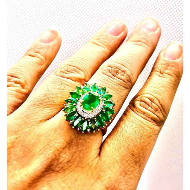 Bochic “Capri” Vintage Natural Diamond & Emerald Vintage Retro Ring Set In 18K For Sale - Image 4 of 9