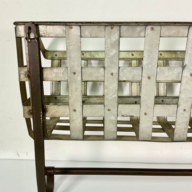 1970s Vintage Farmhouse Boho Chic Rustic Tin Wall-Mounted Basket Shelf With Towel Bar. For Sale - Image 17 of 18