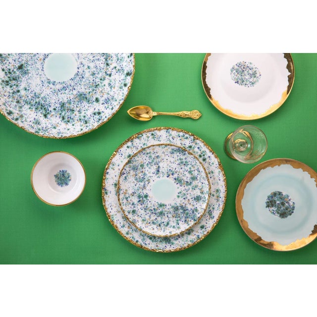 This collection is strongly linked to the oldest tradition of Italian popular ceramics, that splashed by green row spots....