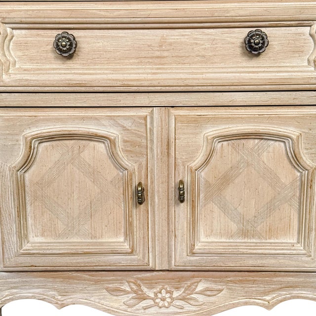 1970s Drexel French Provincial Cabernet Blanc Nightstands or End Tables - A Pair For Sale In San Diego - Image 6 of 18