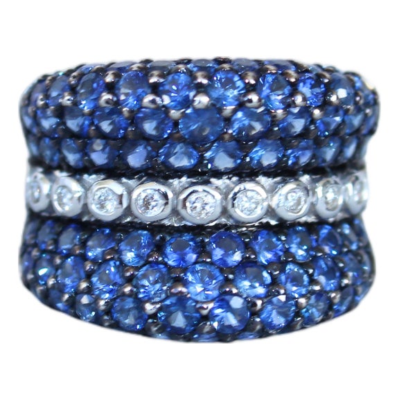 Round Diamond Bezel Set Blue Sapphire Pave Set 18 Karat White Gold Unique Ring, Size 7 For Sale