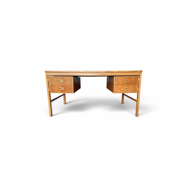 Elegant scandinavian desk from the 1960s. Solid oak frame, and teak veneer. Equipped with four drawers with original...