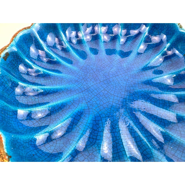 1960s Vintage Italian Blue Crackle Glaze & Gilt Scalloped Ceramic Bowl For Sale - Image 5 of 11
