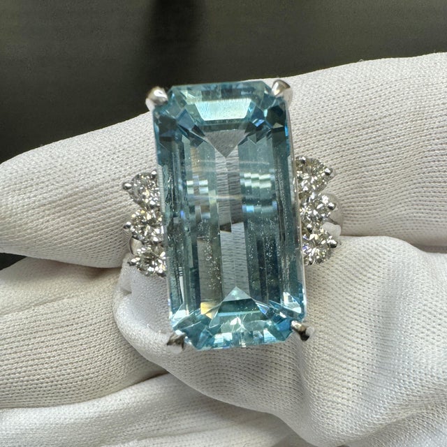 Gia Certified 16.70 Carat Aquamarine and Diamond Vintage Cocktail Ring Size 7 For Sale - Image 9 of 10