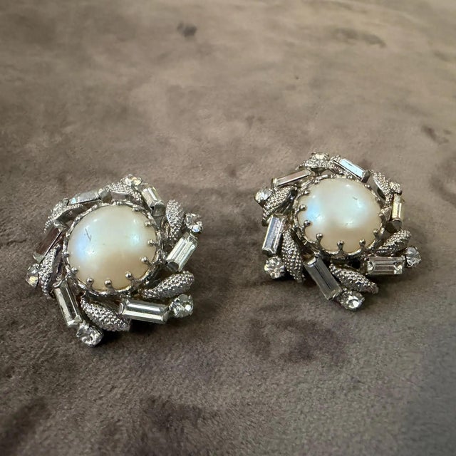 Art Deco 1950s Art Deco Costume Jewelry Silver Plated Metal Italian Clip-on Earrings For Sale - Image 3 of 10