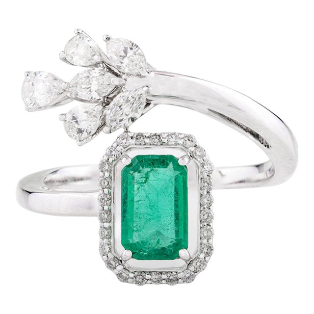 Emerald Ring Embellished With Cluster Diamond in 18k White Gold Size 6.5 For Sale