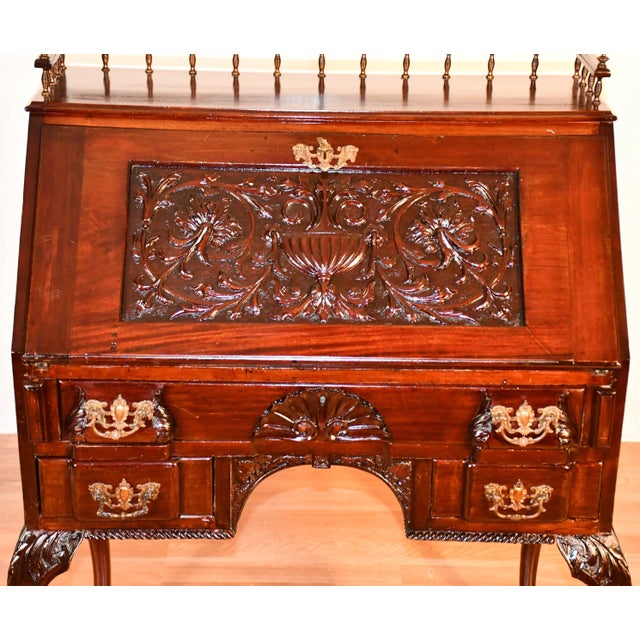 We are pleased to offer this gorgeous Antique RJ Horner Ladies desk, from the 1880s. This desk is made of solid Mahogany...