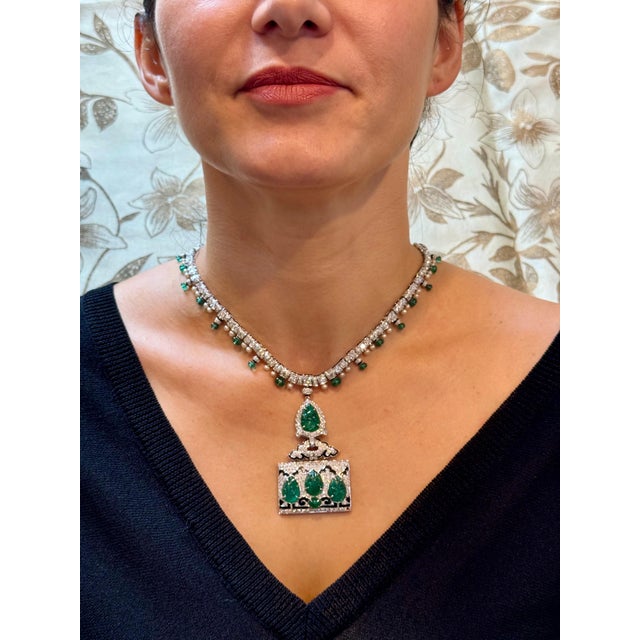 Emerald 25 Ct Natural Carved Emerald & 10 Ct Diamond Art Deco Style 18 KW Gold Necklace For Sale - Image 8 of 18
