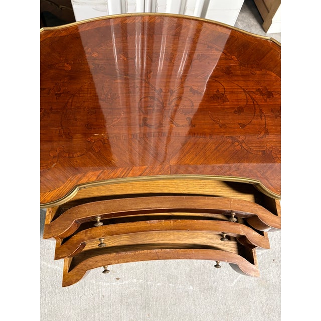 Brown French Style Kidney Shaped Writing Table or Bureau Plat, 20th Century For Sale - Image 8 of 8