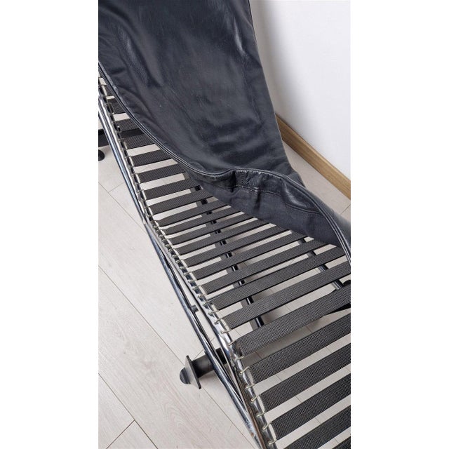 Black LC4 Chaise Lounge in Black Leather by Le Corbusier for Cassina, 1970s For Sale - Image 8 of 10