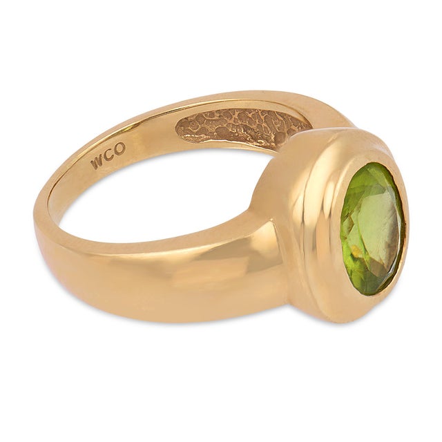 Vintage 1.70 Carat Peridot 14k Yellow Gold Bezel Ring, Size 7.25 For Sale - Image 4 of 6