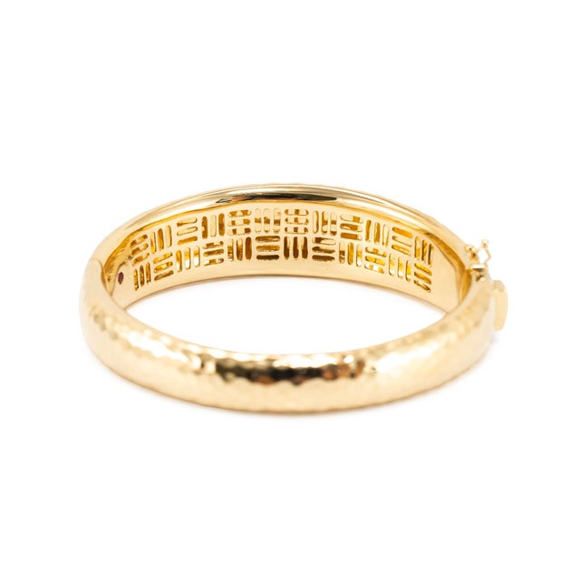 Ladies Roberto Coin 18k Yellow Gold Hammered Ruby Hinged Bangle Bracelet For Sale - Image 4 of 9