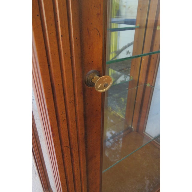 Late 20th Century Hollywood Regency Tall Maple Bookcase Display Shelf Cabinet 5902 For Sale - Image 5 of 12