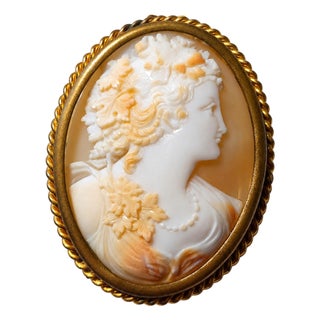 Victorian Hand-Carved Cameo Brooch, Bacchante Portrait, Gold-Plated Frame, Late 19th Century Antique Jewelry For Sale