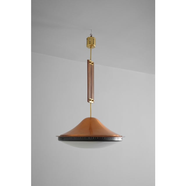 This 1960s chandelier is a perfect example of the fusion of modernist design with high-quality natural materials. The...