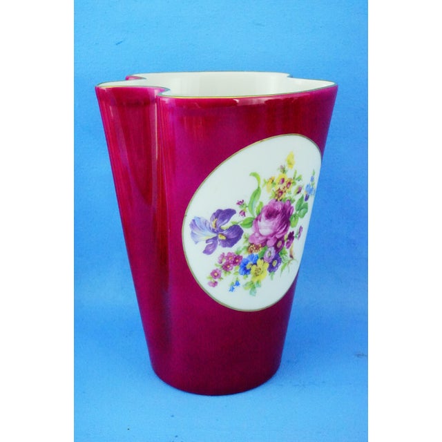 MEASUREMENTS: Height: 19 cm; Width: 14.3 cm; Depth: 12.5 cm; Weight: 0.838 kg Item : Artistic vase in fine porcelain,...