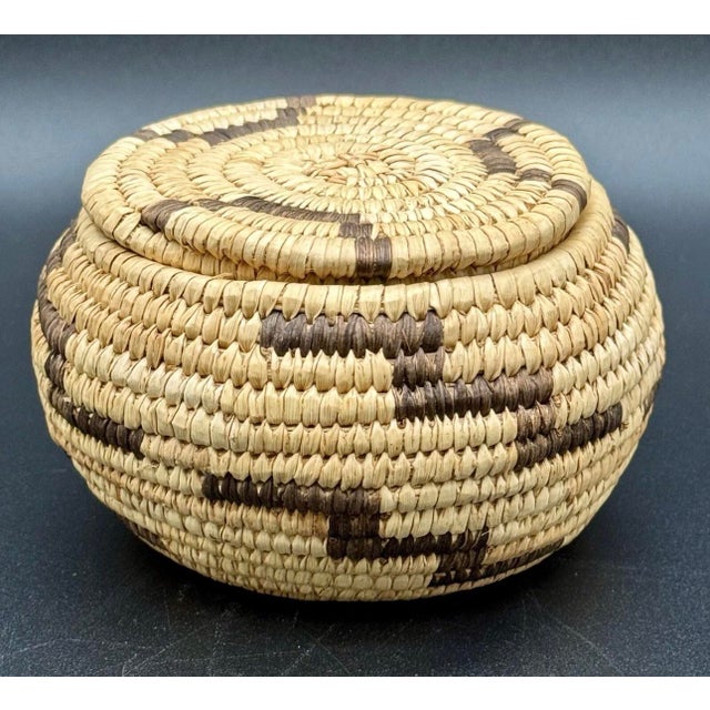 1930s Native American Papago Style Hand Woven Lidded Coil Basket. Tohono O’odham Style For Sale In New York - Image 6 of 12