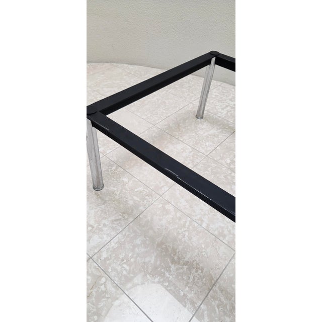 Metal Cassina Lc10 Table en Tube Basse Coffee Table Glass Top Chrome Legs Black Base Le Corbusier Pierre Jeanneret Charlotte Perriand For Sale - Image 7 of 12