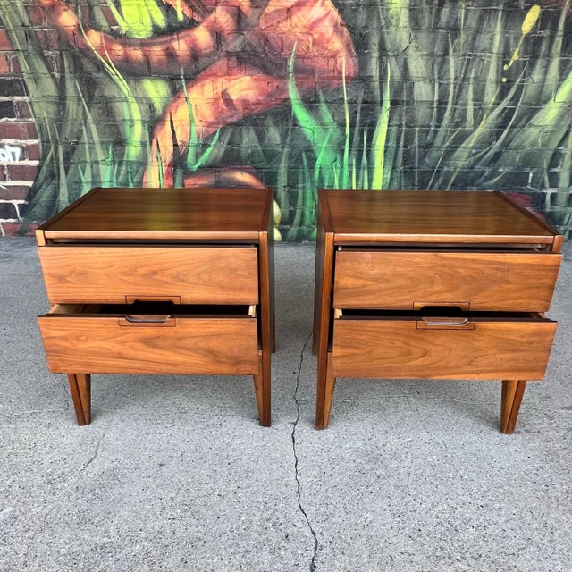 Mid-Century Modern Pair of United Furniture Mid Century Modern Nightstands For Sale - Image 3 of 12